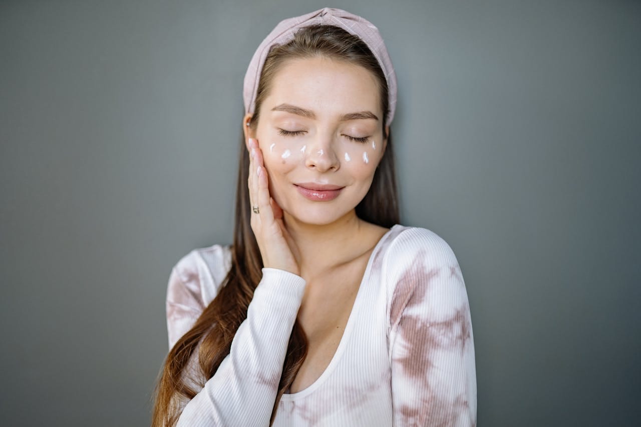 Rozszerzone pory – skąd się biorą i jak dbać o skórę, żeby uzyskać efekt glass skin?